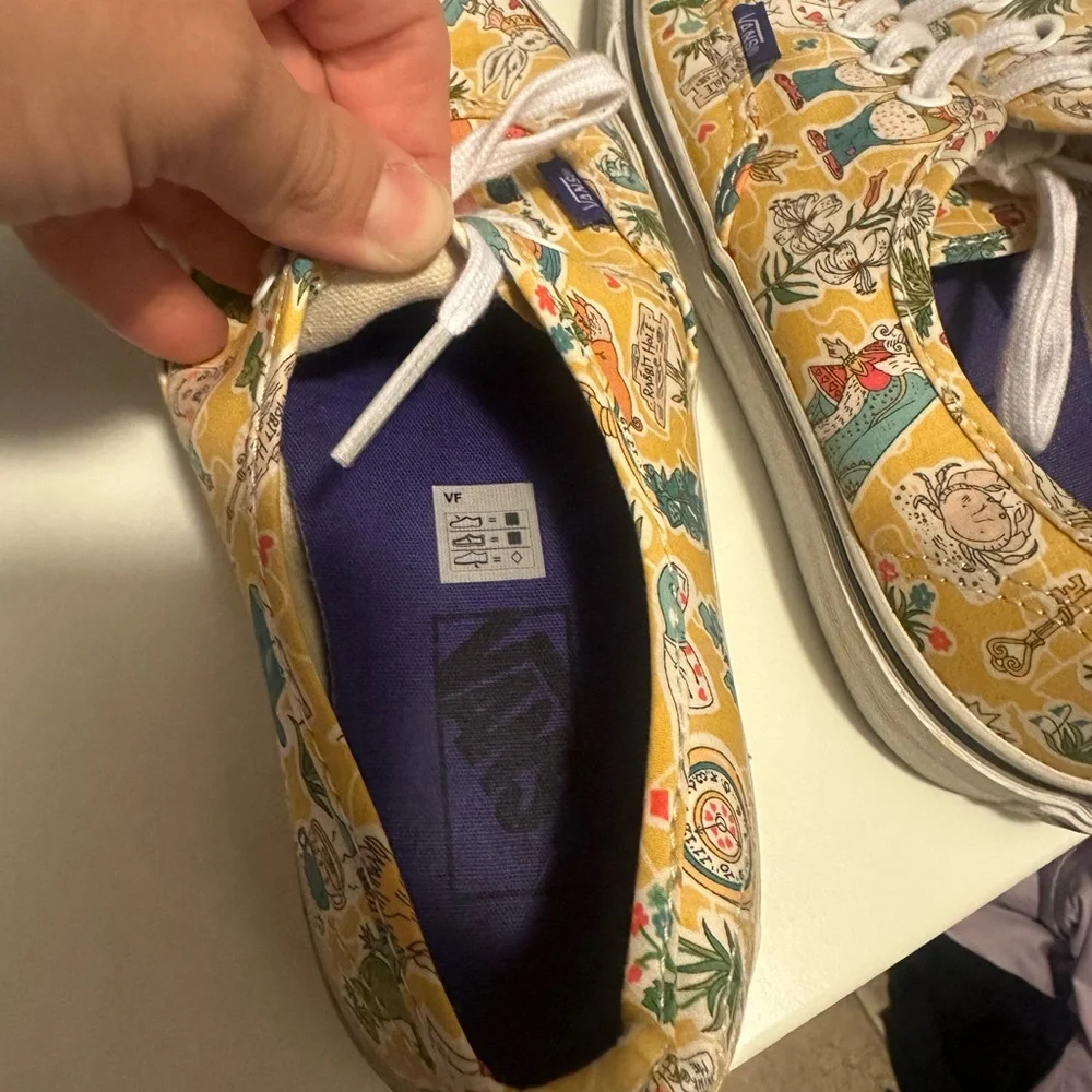 Vans Alice in Wonderland - Picture 2 of 3